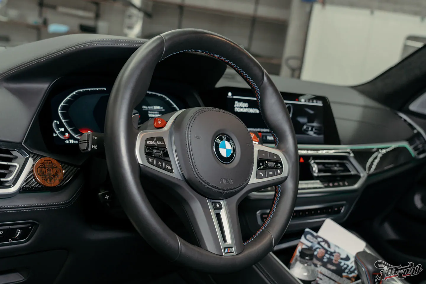 Новый наряд для BMW X5 M, часть 2: доработка подсветки в подголовниках, замена эмблем, детейлинг. Выдача